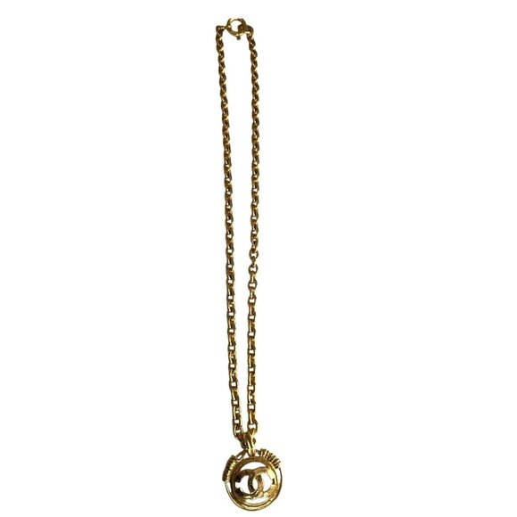 CHANEL Gold plated metal signature "CC" logo medallion Necklace - Picture 6 of 11